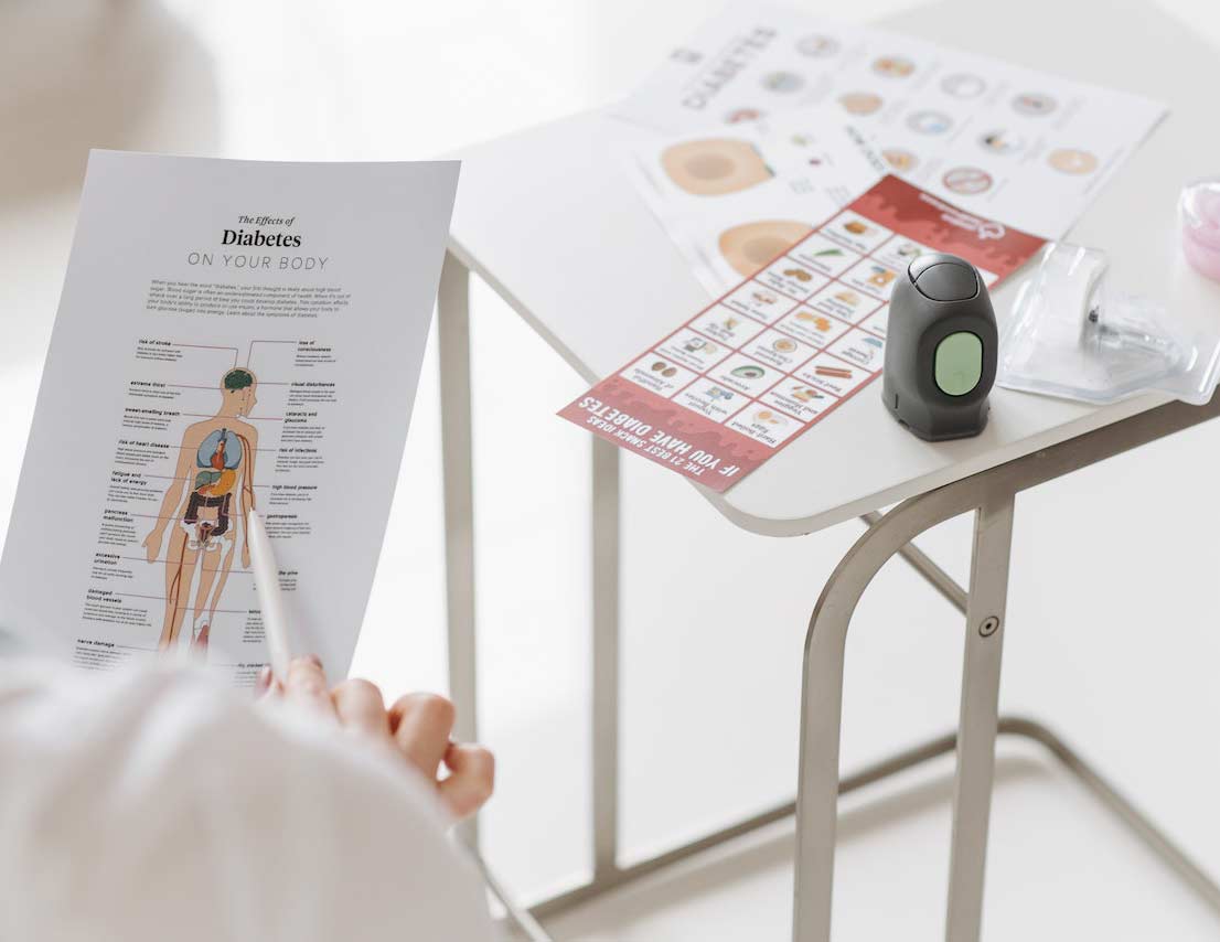 Zorgverlener geeft adviezen bij diabetes.